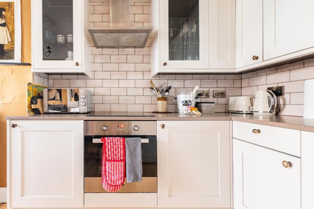 דירות אדינבורו Holyrood Park: Lush & Arty 2 Double Bed Flat מראה חיצוני תמונה