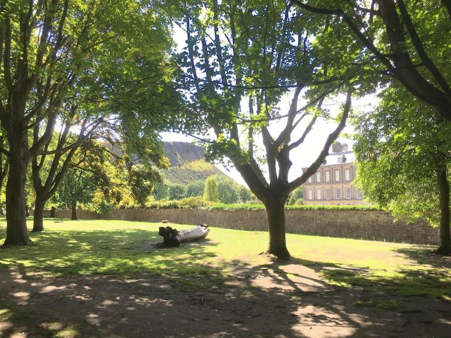 דירות אדינבורו Holyrood Park: Lush & Arty 2 Double Bed Flat מראה חיצוני תמונה