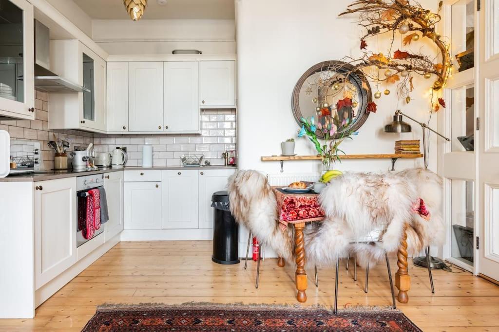 דירות אדינבורו Holyrood Park: Lush & Arty 2 Double Bed Flat מראה חיצוני תמונה